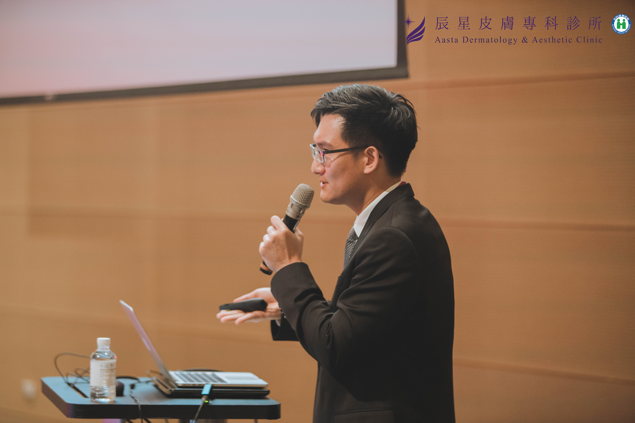 想要終結痘疤惡夢嗎？痘疤雷射推薦「辰星皮膚專科」